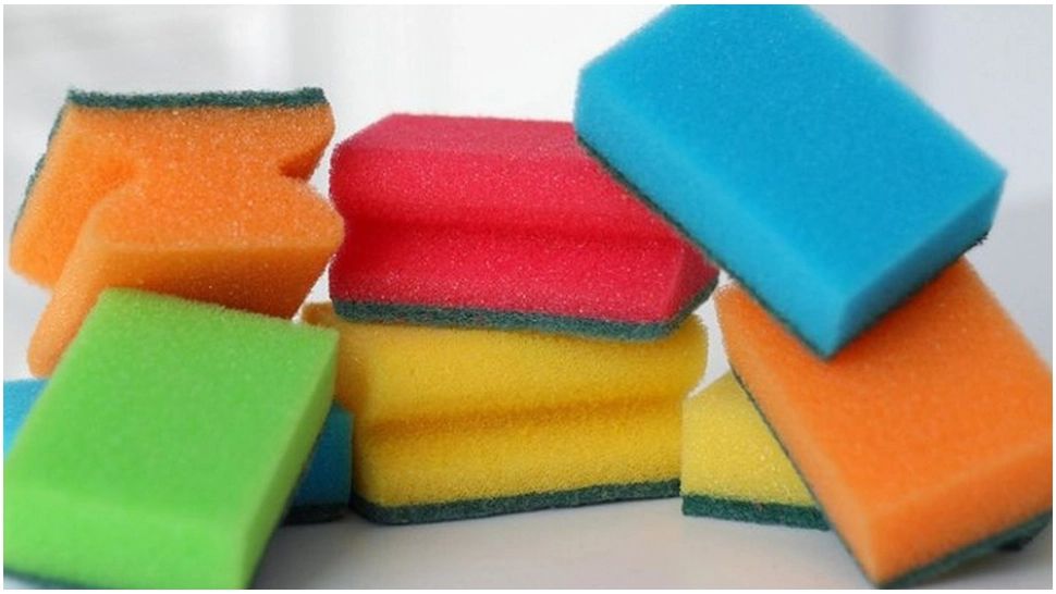 Adevăratul motiv pentru care bureții de vase au culori diferite. Nu bănuiai așa ceva 