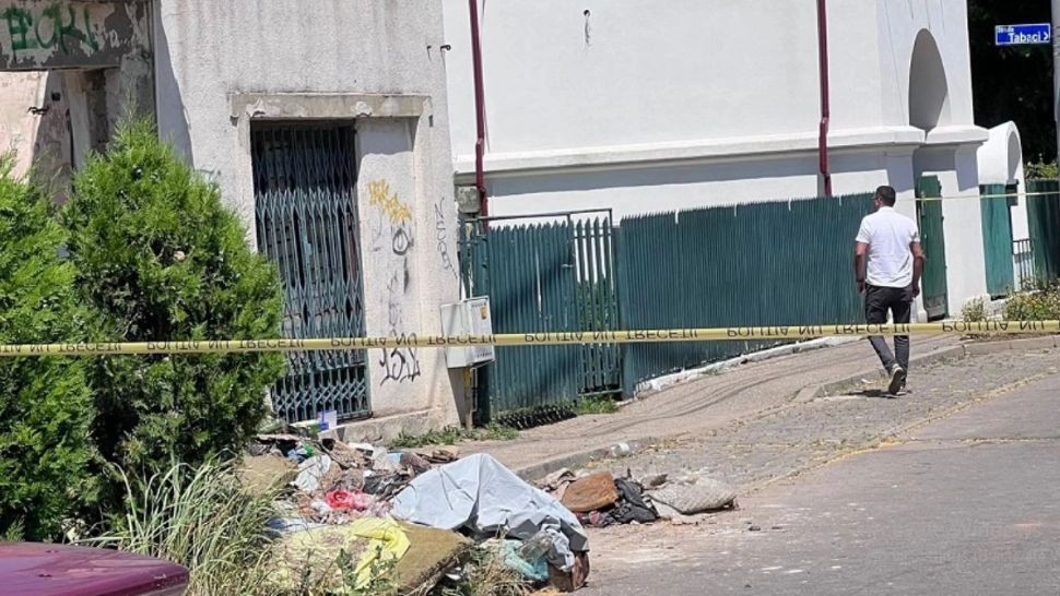 Descoperire macabră într-o anexă părăsită din Ploiești: un "cadavru" de femeie s-a dovedit a fi un manechin