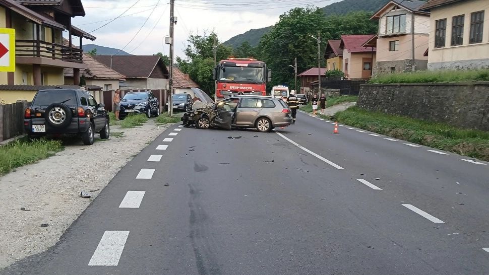 Accident rutier grav pe Valea Oltului. Două TIR-uri și un autoturism s-au tamponat. Două persoane sunt rănite FOTO/VIDEO
