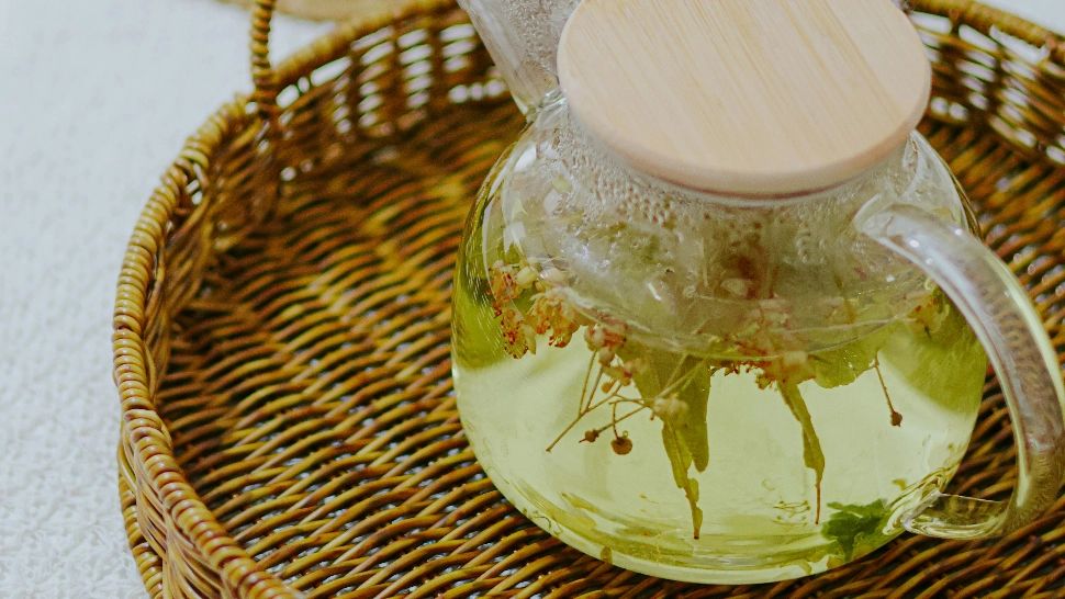 Cum ne hidratăm pe caniculă. De ce se recomandă ceaiul cald. Ce efect are, de fapt, asupra corpului