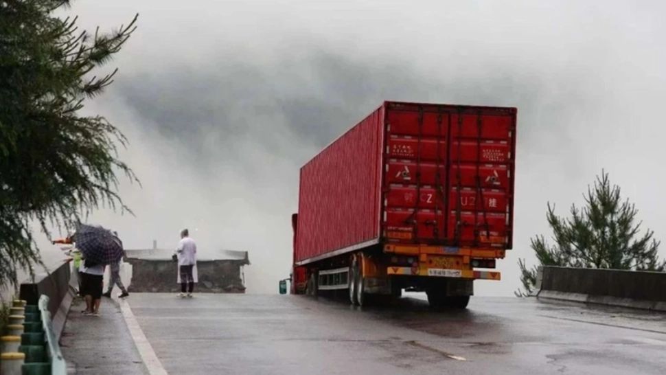 Salvare dramatică în China: un șofer de camion a fost recuperat de pe un pod prăbușit. Alunecare de teren masivă