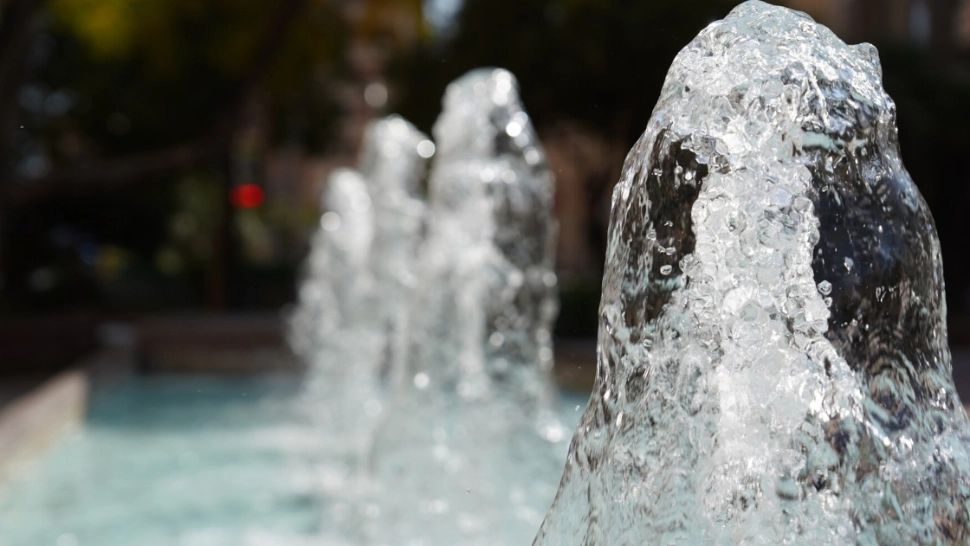 Autoritățile din București au dat drumul al cișmelele cu apă, pe fondul caniculei. Unde sunt amplasate