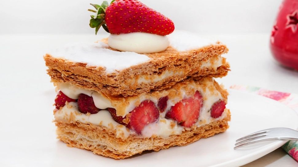 Cremșnit cu căpșuni, un desert de sezon. Este savuros și se prepară ușor