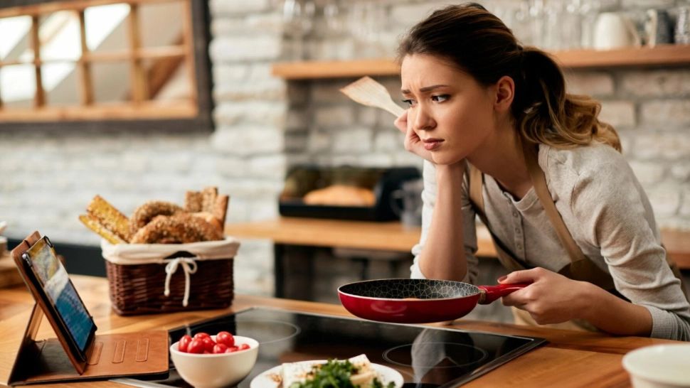 O influenceriță a făcut plângere la poliție împotriva soțului pentru că a trimis-o la cratiță. Femeia făcea bani buni din postările pe internet