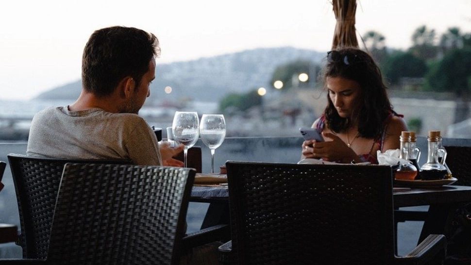 Obiceiul care îți „omoară” încet, dar sigur, relația amoroasă. Multă lume îl are