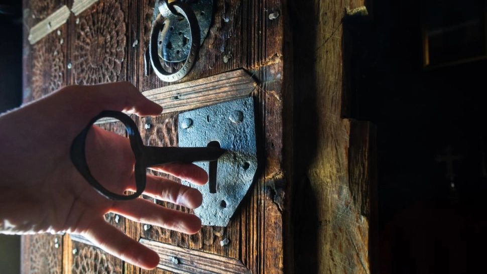 Descoperire neașteptată la Mediaș: ce au găsit cercetătorii într-o ușă secretă aflată în incinta bisericii
