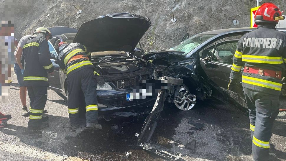 Carambol pe DN15. Un camion și trei mașini mici, implicate. Sunt şase persoane rănite, două fiind încarcerate