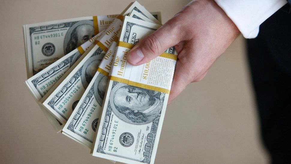 Alertă națională: sute de bancnote false de 50 de dolari, descoperite în case de schimb din întreaga țară