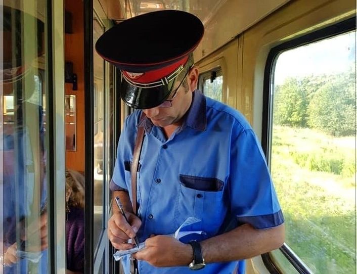 Un șef de tren CFR Călători a ajuns la spital după ce a fost bătut într-un compartiment