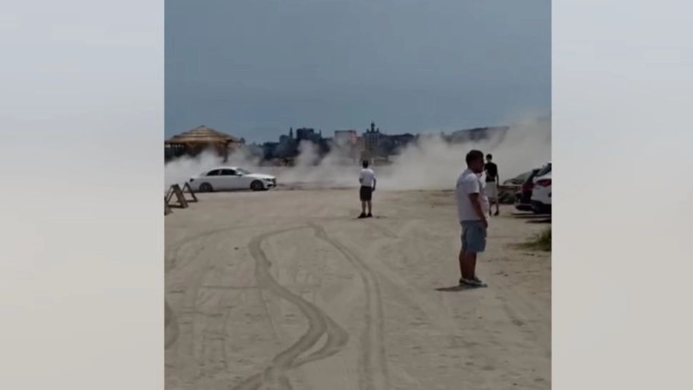 A vrut distracție, a plătit! Ce amendă a primit un șofer care a făcut drifturi pe...plajă VIDEO