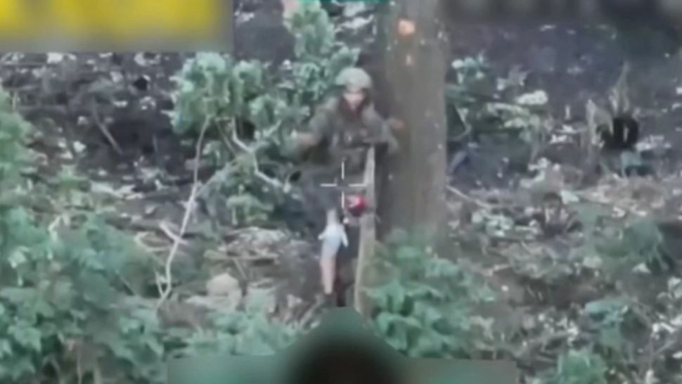 VIDEO - Ca în filmele de comedie. O dronă ucraineană „încolțește” un soldat rus și îl convinge să se predea