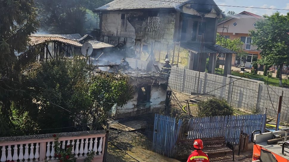 Incendiu într-o comună din Giurgiu. Trei case au luat foc. Trei persoane au avut nevoie de ajutor medical, una a ajuns la spital