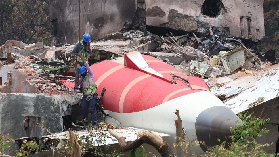 Singurul supraviețuitor al tragediei aviatice Air India, surprins imediat după accident: mergea calm, vorbind la telefon