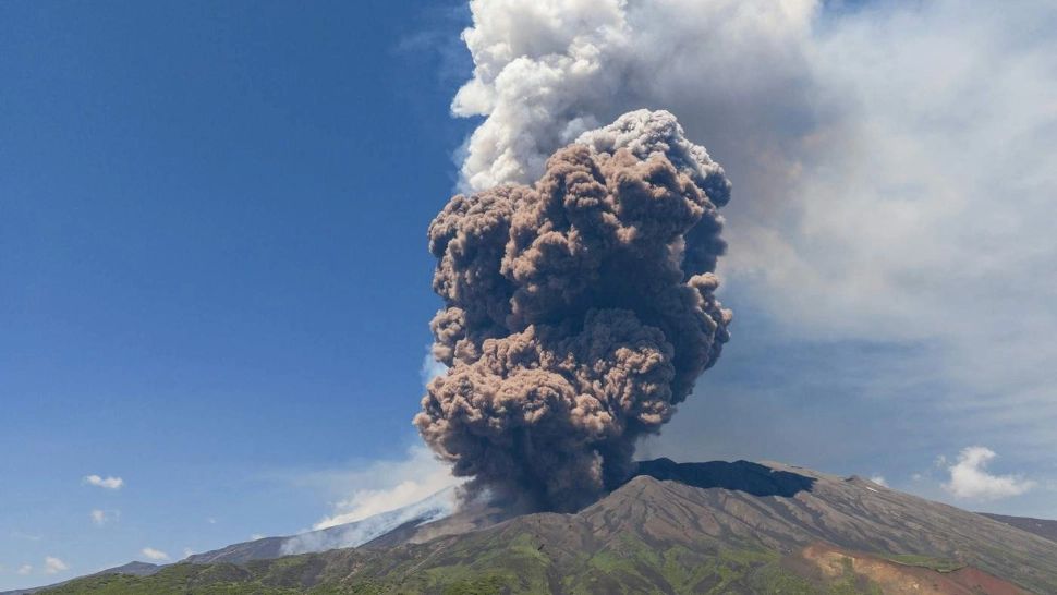 Erupție spectaculoasă a vulcanului Etna: panică în Sicilia după ce un nor de cenușă a acoperit zona 