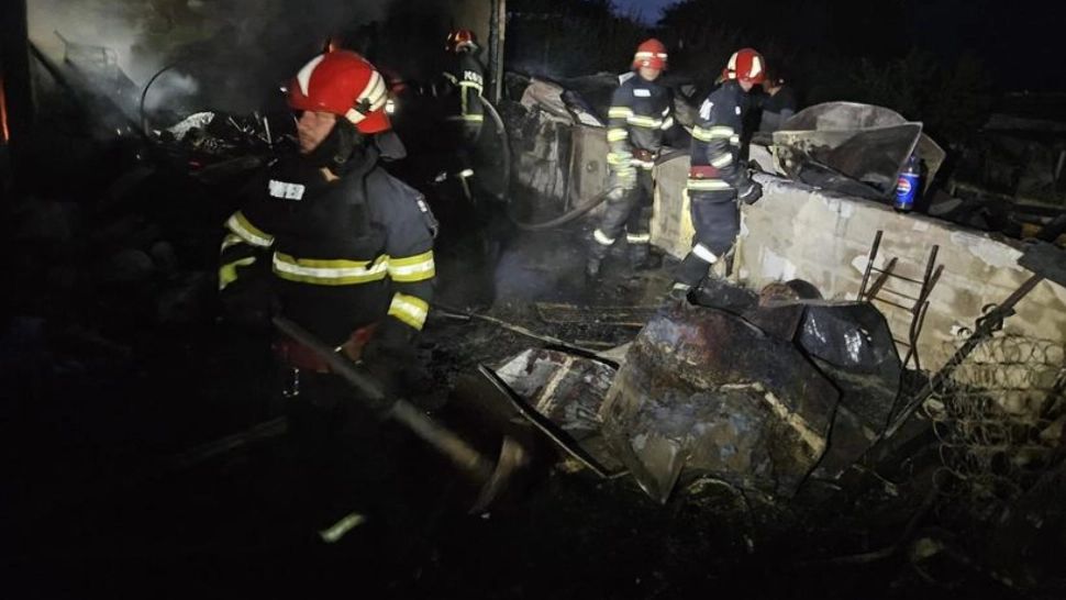Incendiu de proporții în județul Bacău! Trei persoane au fost rănite, după ce casa lor a luat foc 