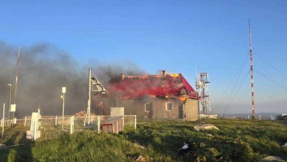 Stația meteorologică și cabana de pe Vârful Vlădeasa au ars într-un incendiu