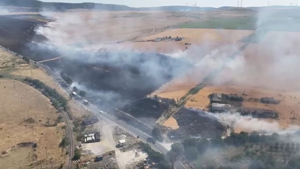 Incendiu uriaș de vegetație la malul mării. Ard hectare de vegetație în Babadag VIDEO