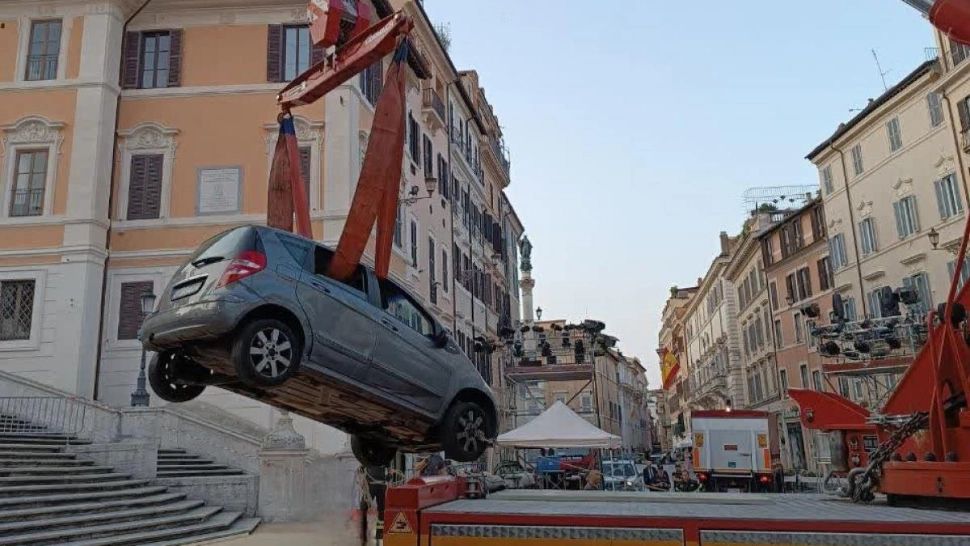 Mașină blocată pe Treptele Spaniole: un octogenar a rătăcit cu Mercedesul în inima Romei