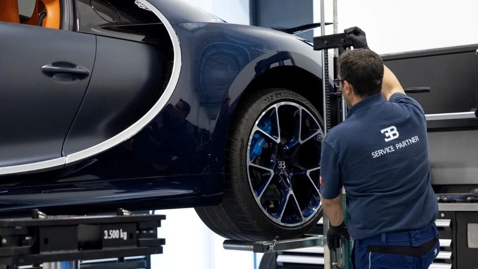 13.000 de euro pentru reparația unei mașini. Proprietarul a rezolvat totul cu 5 lei și 20 de minute de răbdare