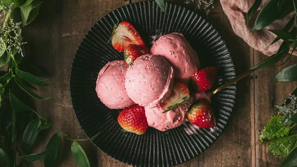 Cum să prepari cea mai fină și gustoasă înghețată de căpșuni. Este naturală și sănătoasă