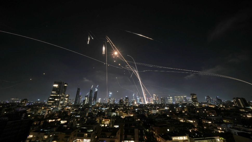 Israelul avertizează că urmează atacuri masive asupra unor „ţinte foarte semnificative” din Iran. Populația din Teheran, sfătuită să părăsească orașul