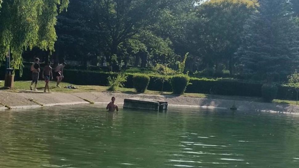 Patru tineri au fost amendați cu 6.000 de lei. Au fost prinși la scăldat, două zile la rând, într-un lac artificial dintr-un parc central