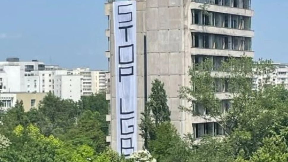 Banner uriaş cu mesajul „STOP LGBT”, afișat pe o clădire abandonată din Bucureşti. cu o zi înainte de Bucharest PRIDE 2025