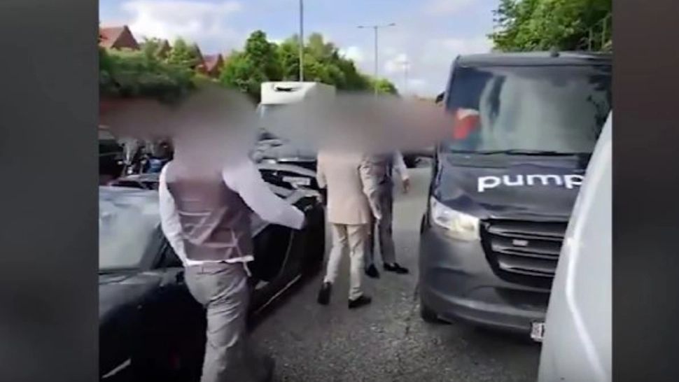 Scandal uriaș! Nuntașii au blocat șoseaua ca să se ia la harță în Londra