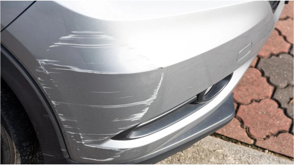 Cum scapi de zgârieturile de pe mașină. Produsul minune pe care toți românii îl au în baie