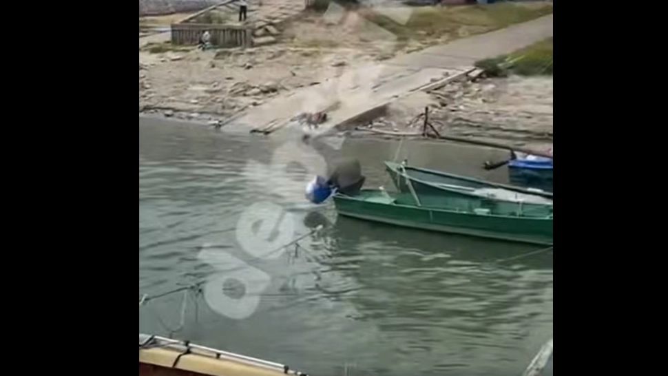 A vrut să-și lanseze skijetul la apă, dar a scăpat și mașina în Dunăre VIDEO