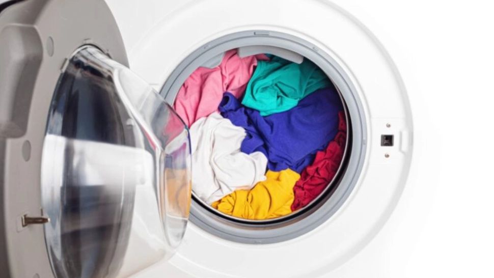 Orele la care se spală hainele vara. Vei economisi foarte mulți bani 