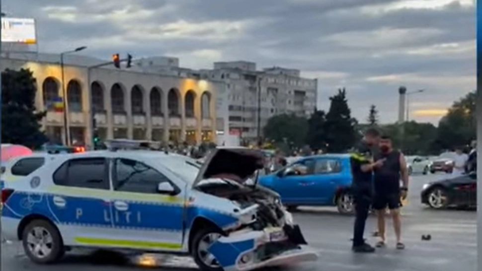 Accident grav la Constanța. O șoferiță a lovit în plin o autospecială a Poliției, un om al legii a ajuns la spital - VIDEO