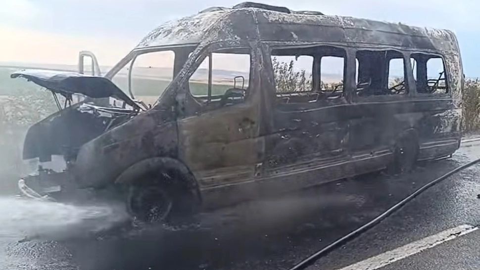 Un microbuz a luat foc pe DN 22. Pasagerii au reușit să iasă la timp | VIDEO