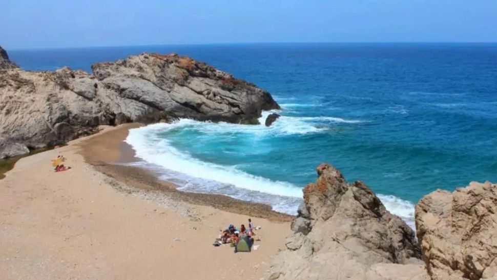 Cea mai periculoasă plajă din Grecia. Aici turiștii își pun viața în pericol dacă intră în apă