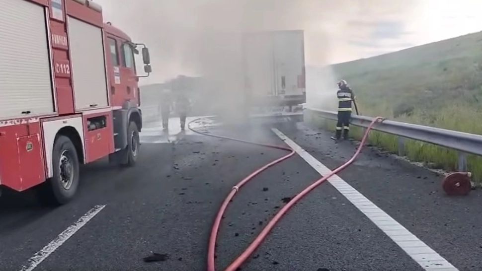 Un camion cu alimente a luat foc pe DN 12, în Olt. Circulația a fost oprită | VIDEO