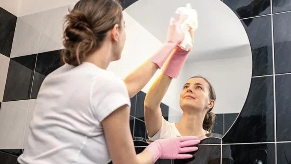 Produsul banal care îți curăță oglinda din baie. Trucul simplu și eficient care o va face să strălucească