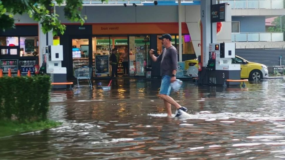 Vremea severă a făcut prăpăd în București. Copaci căzuți și străzi inundate și blocate. Circulație blocată pe A3  - LIVE TEXT - 