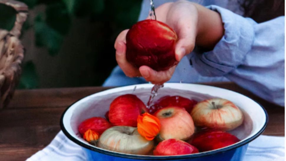 3 ingrediente miraculoase care elimină pesticidele de pe fructe și legume. Orice gospodină le are în bucătărie