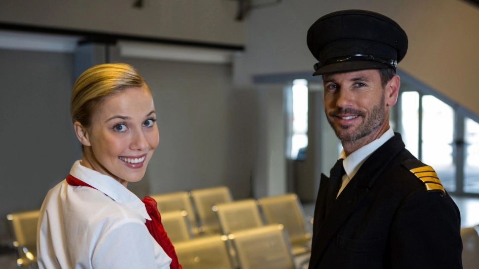 Ce reprezintă, de fapt, dungile galbene de pe umerii uniformei unui pilot de avion? Acestea nu sunt doar elemente decorative