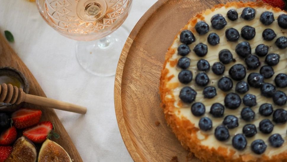 Prăjitură cu afine și ciocolată albă. Un desert savuros, potrivit pentru weekend