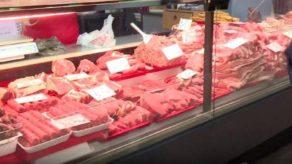 Alimentele au prețuri cu 6% mai mari față de anul trecut. Carnea și laptele se scumpesc tot mai mult