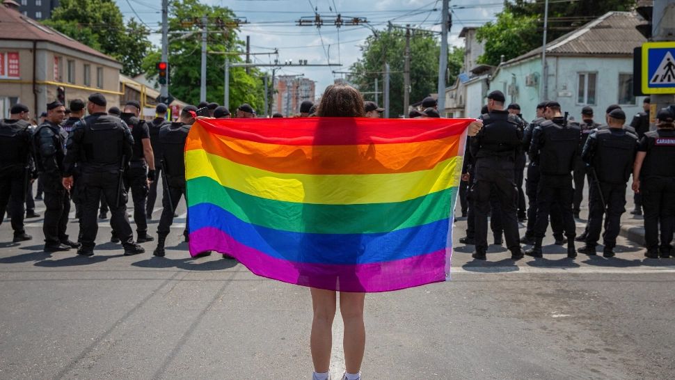 Tensiuni la marşul Pride la Chişinău. Preoţii şi credincioşii au încercat să spargă cordonul poliţiei VIDEO
