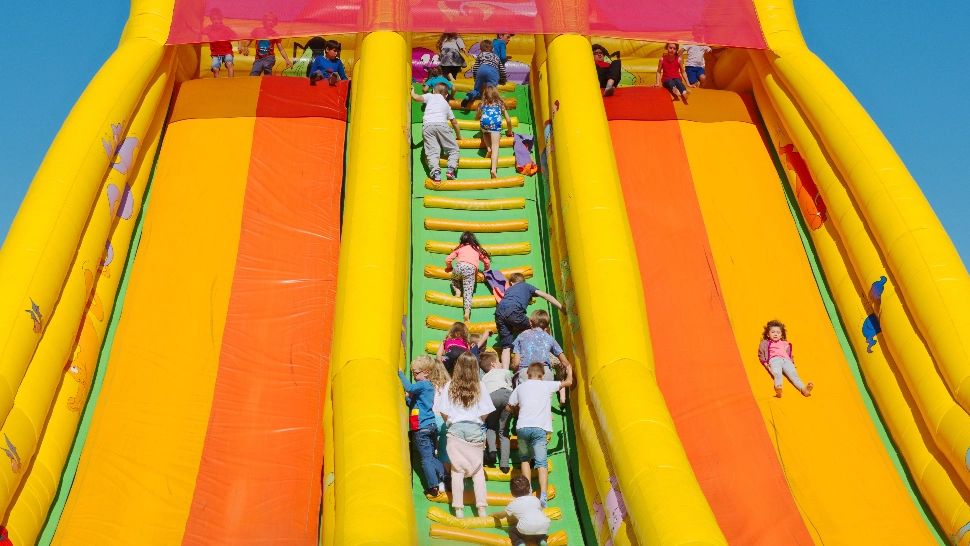 5 copii, prinşi într-un tobogan gonflabil care s-a dezumflat în parcul din Eforie Nord! Unul dintre ei a ajuns la spital