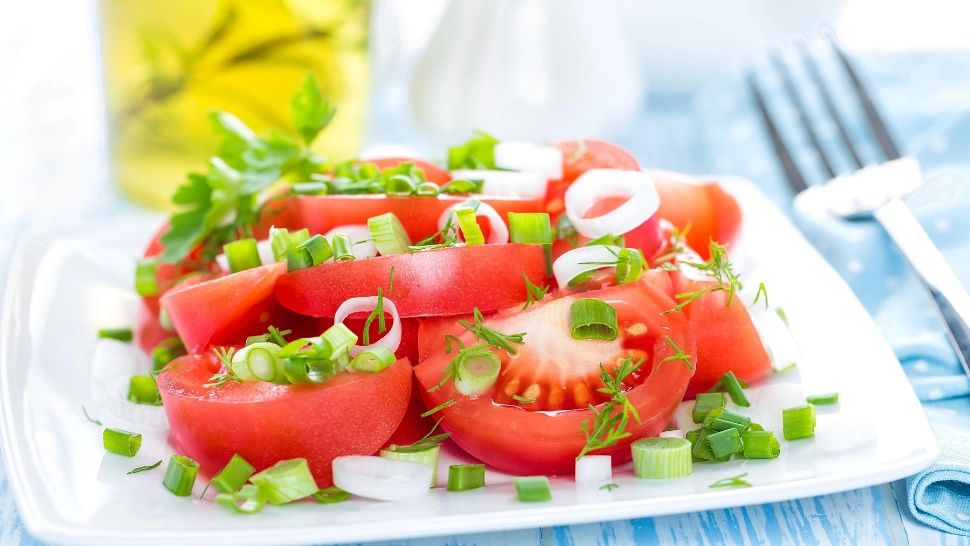 Secretul italienilor pentru salata de roșii: trucul simplu, perfect și pentru castraveți