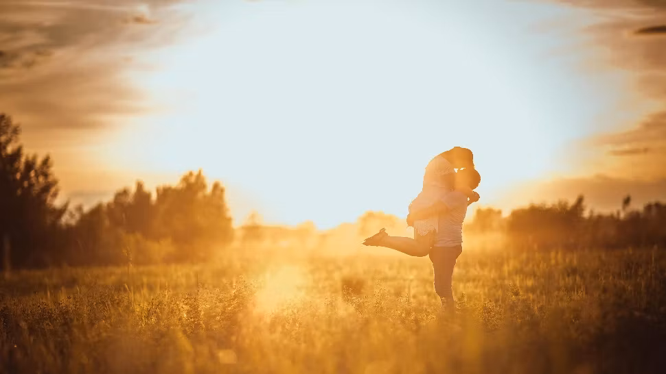 8 SEMNE că ai cunoscut pe cineva într-o viață anterioară: ce ar trebui să-ți dea de gândit