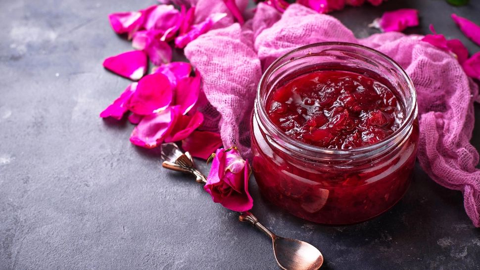 Dulceața de trandafiri, o delicatesă parfumată a verii. Când culegi trandafirii și ce petale alegi 