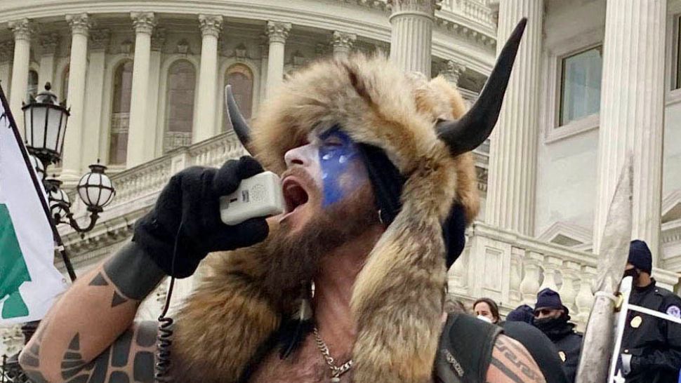 După ce au luat cu asalt Capitoliul, cinci militanți grațiați de Trump se plâng că au fost persecutați politic și cer despăgubiri în instanță