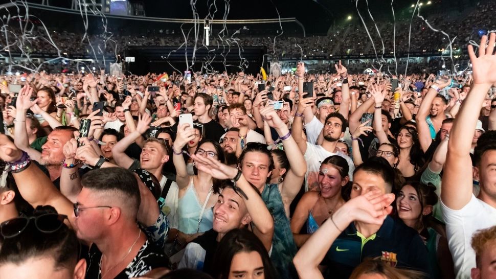 Guvernul britanic îi avertizează pe turiștii care vin la festivaluri în România: “Atenție la ce beți din pahare!”