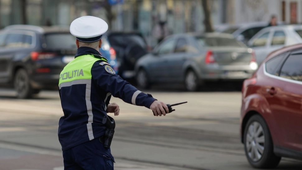 Cum se poate alege un șofer cu amendă deși depășește pe linie discontinuă. Detaliul care schimbă datele problemei