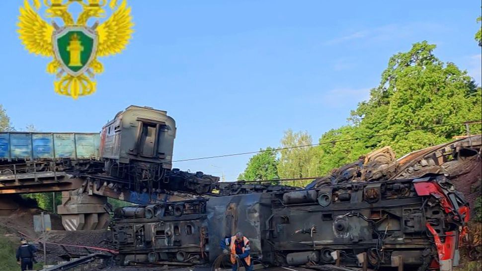 Cel puțin 7 morți și 66 de răniți după ce două poduri s-au prăbușit în Rusia, provocând deraierea a două trenuri. Anchetă la Kremlin